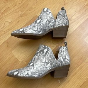 Universal Threads snake print boots ladies size 8 1/2 like new